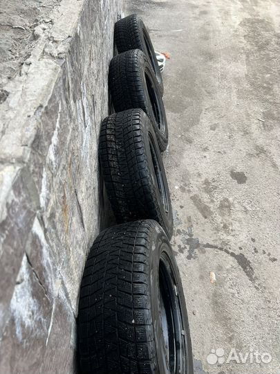 Bridgestone Blizzak DM-V1 215/70 R16