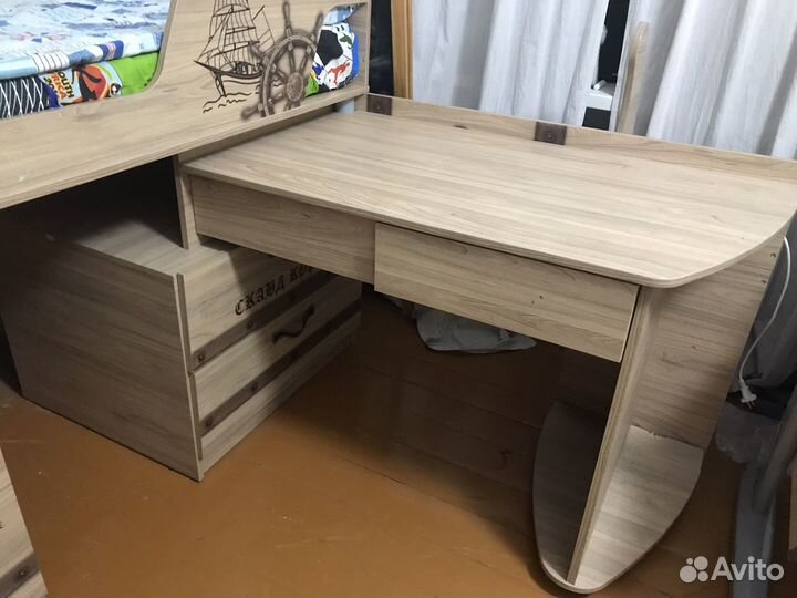 Кровать чердак со столом и шкафом б/у