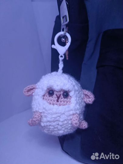 Вязаный брелок овечка