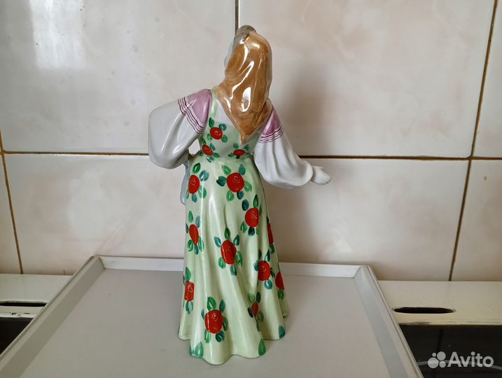 Статуэтка фарфоровая