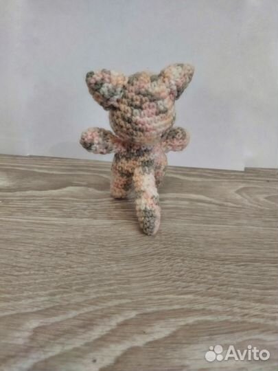 Вязаный котенок с сердцем