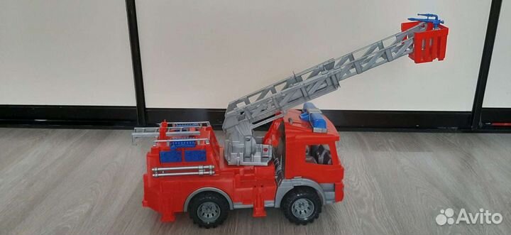 Большая пожарная машина