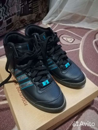 Кроссовки женские