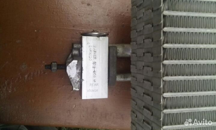 Радиатор кондиционера второй. автомобиль Додж Гран