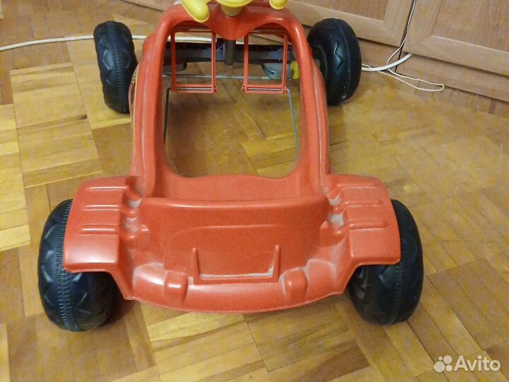 Детская машинка с педалями