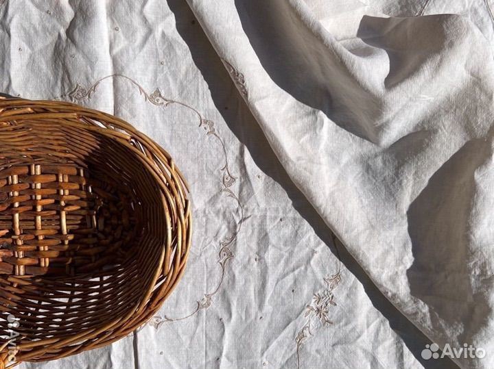 Скатерть льняная с вышивкой белая