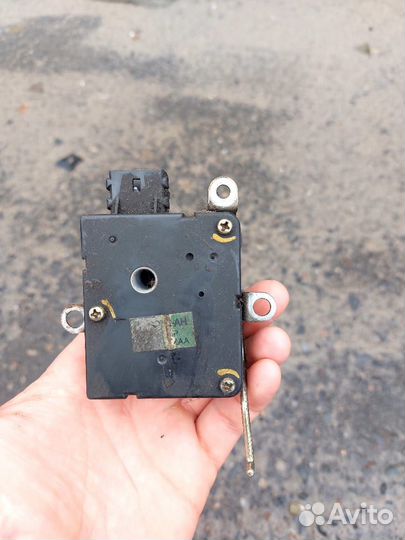 Моторчик заслонки печки H400730210 Кия Спектра