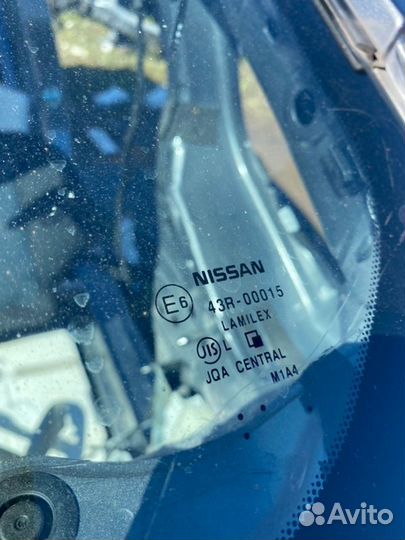 Лобовое стекло Nissan Note E12 HR12DE 2013