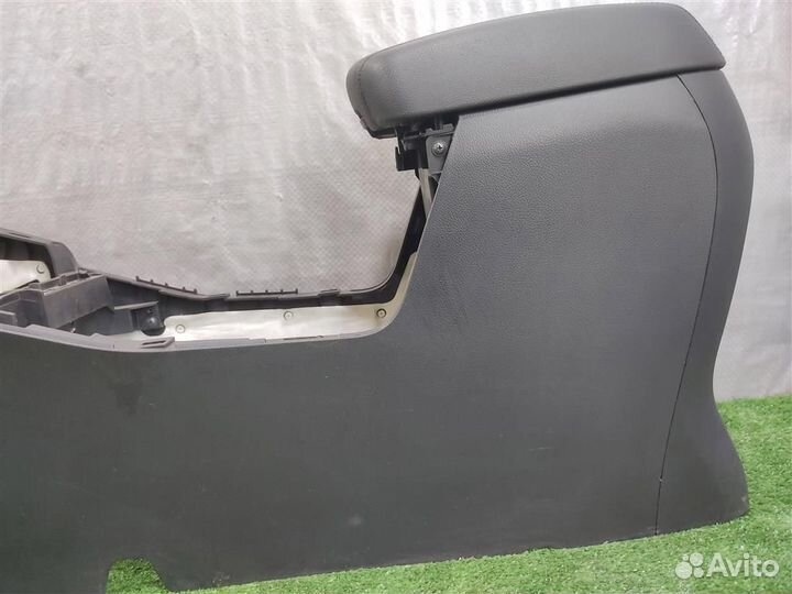 Консоль центральная с подлокотником KIA Sportage