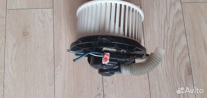 Продам моторчик печки Mazda familia s-wagon