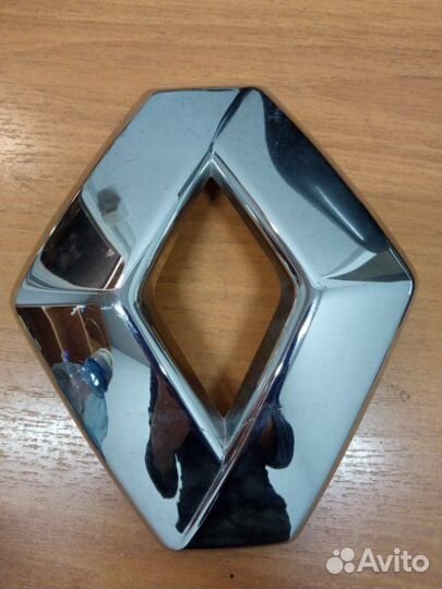 Эмблема в решетку радиатора Renault Kaptur 2016+