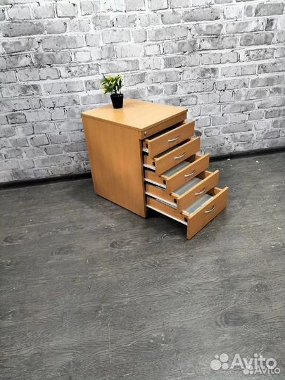 Тумба на колёсах, приставная, с замком