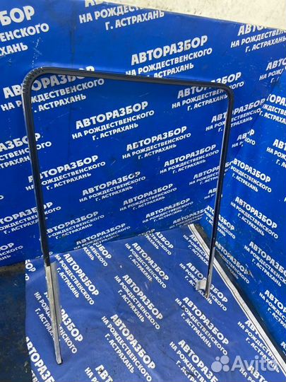 Внутренняя направляющая стекла двери. Scania