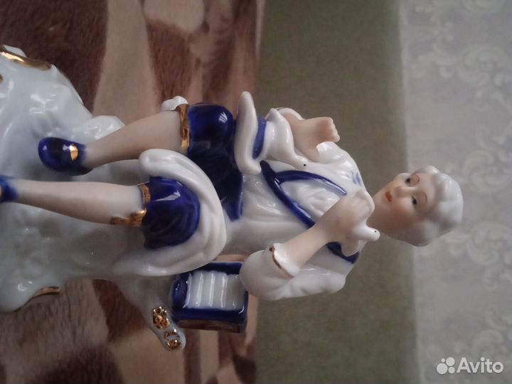 Мальчик с голубем