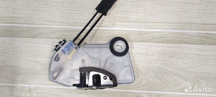 Lexus LX 450D замок двери передний правый