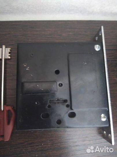 Замок дверной