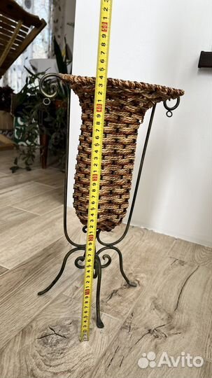 Плетеный вазон с вензелями