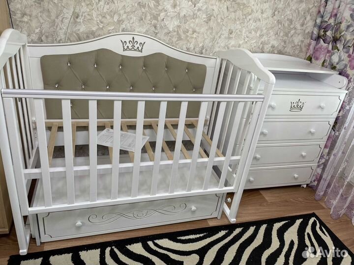 Кроватка и комод с короной и стразами