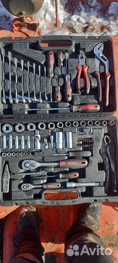 Набор инструментов для авто в чемодане