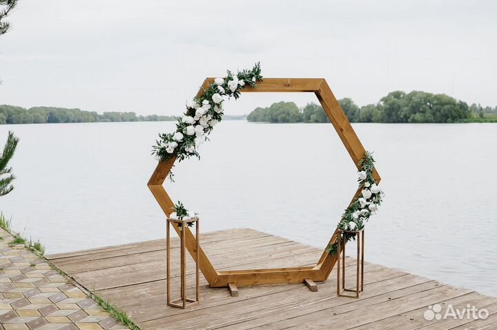 Свадебная арка с цветами и стойками в аренду