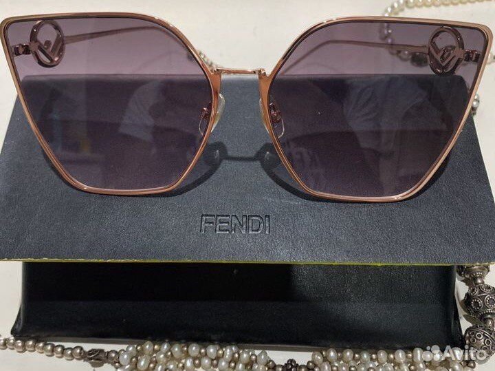 Солнцезащитные очки fendi