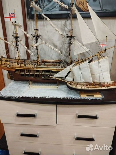 Деревянная модель парусника Баунти с баркасом