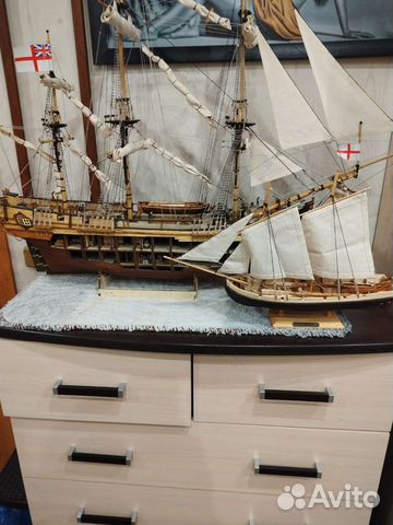 Деревянная модель парусника Баунти с баркасом