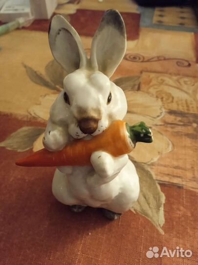 Заяц с морковкой