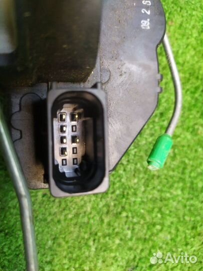 Замок двери передний правый Chevrolet Cruze T300