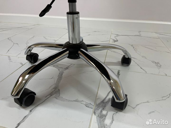 Кресло на колесиках Помпеи, белая экокожа