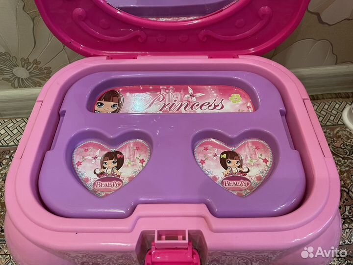 Макияжный стол с зеркалом