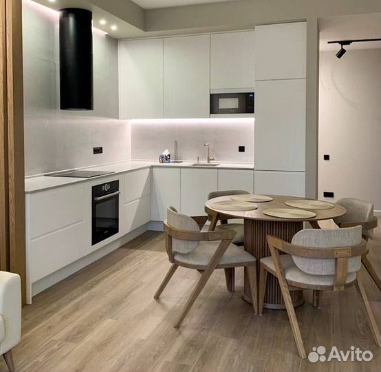 Круглый стол из массива