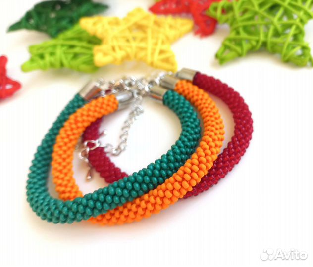 Красный оранжевый зеленый браслет из бисера