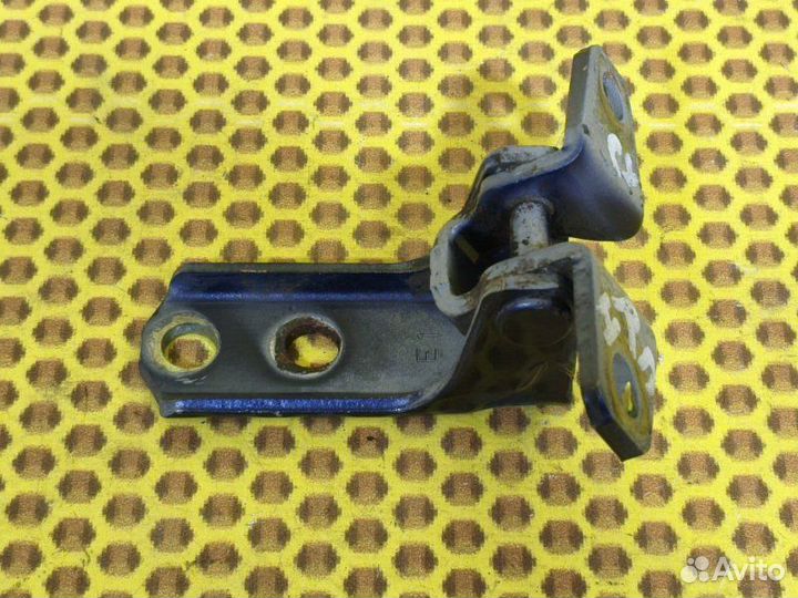 Петля двери передняя нижняя правая Mitsubishi