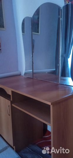 Косметический столик с зеркалом