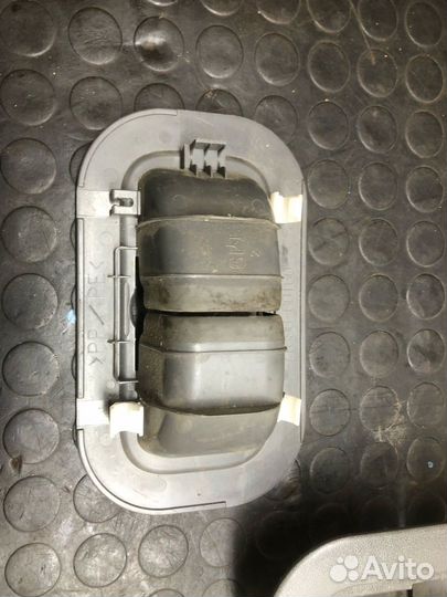 Заглушка крепления сидений Toyota Land Cruiser 200