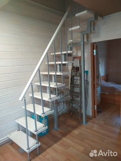 Лестница на второй этаж на металлокаркасе