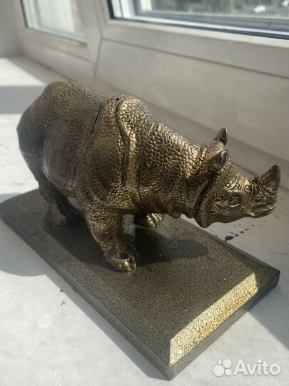 Бронзовый носорг
