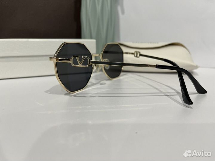 Солнцезащитные очки женские valentino с футляром