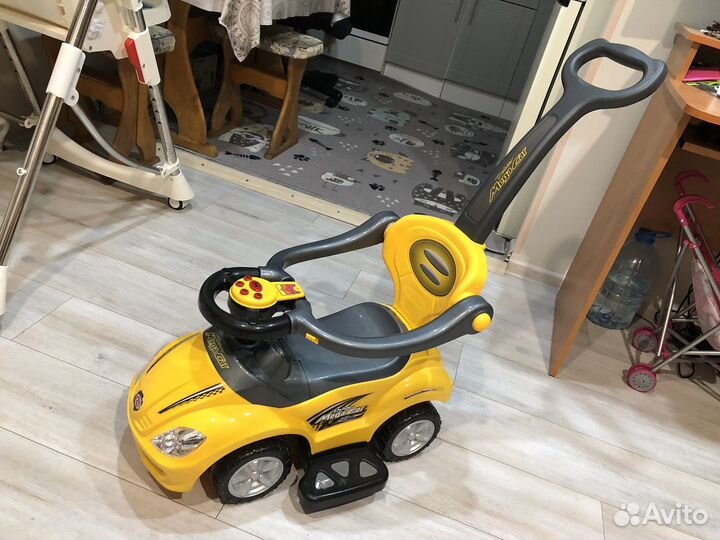 Машинка каталка с родительской ручкой