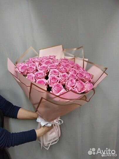 Букет из 51 высокой нежно-розовой розы