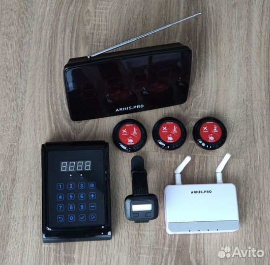 Кнопка вызова персонала, официанта, мастера и часы