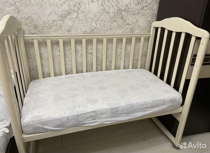 Детская кроватка (без маятника )