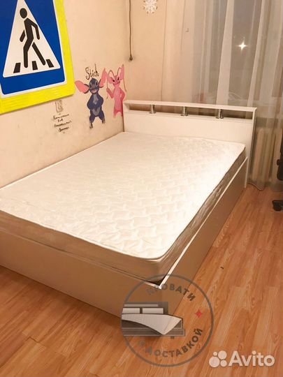 Кровать с матрасом