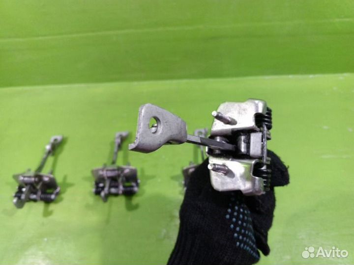 Ограничитель двери Renault Sandero 2 хэтчбэк