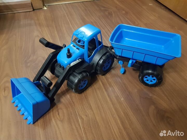 Игрушка синий трактор