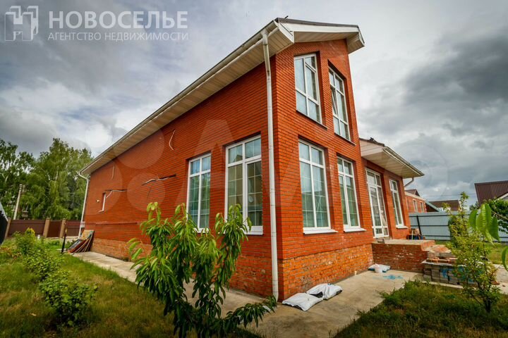 Коттедж 245 м² на участке 18 сот.