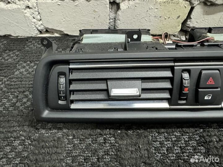 Дефлектор печки BMW F10 оригинал б/у центральный