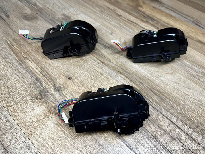 Колесо левое (L) Redmond RV-R300 / RV-R310