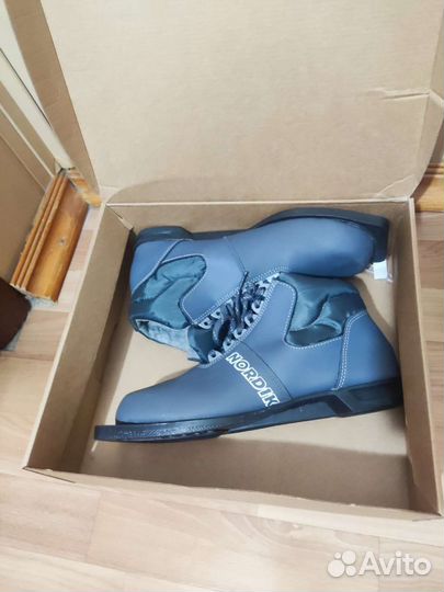 Беговые лыжи Rossingol с палками и ботинками